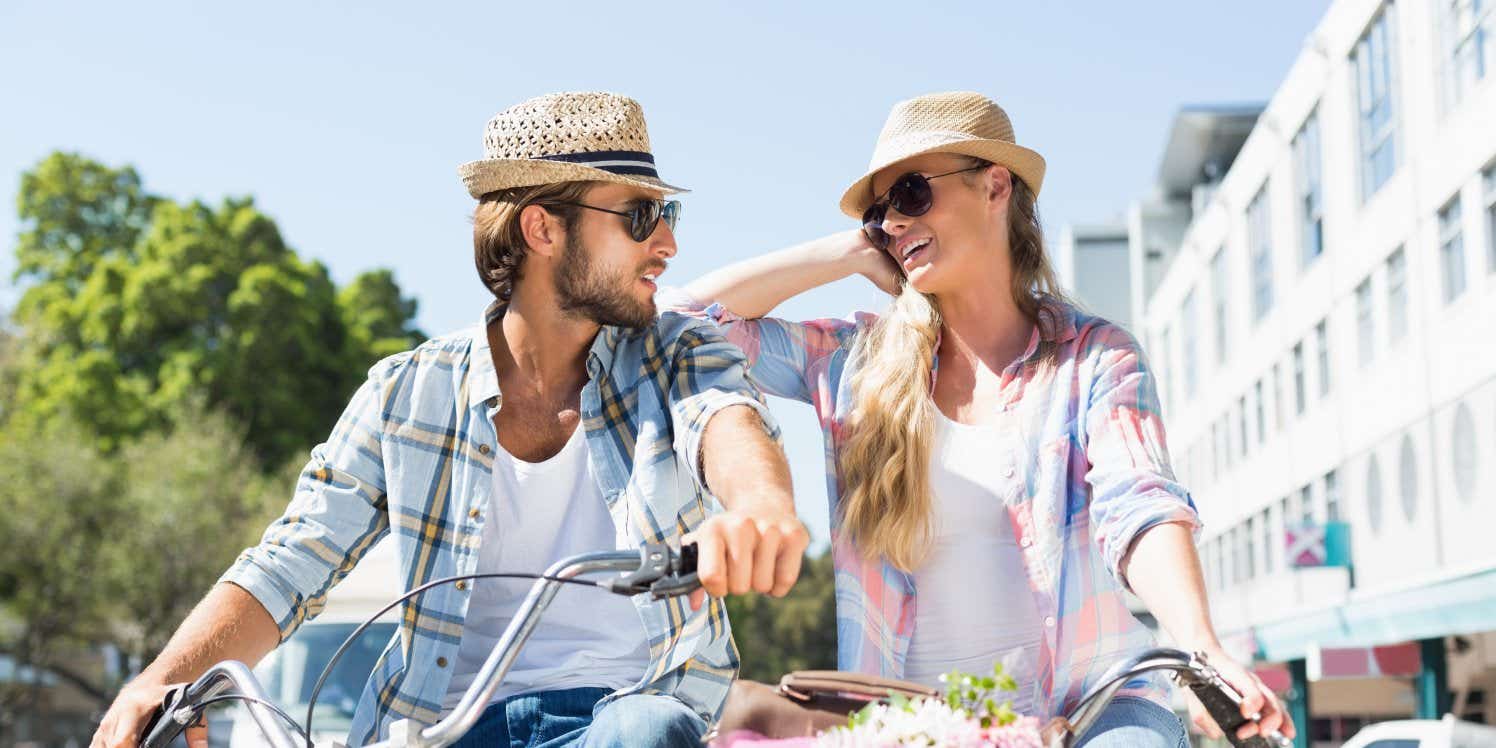 couple-in-city-on-bicycles