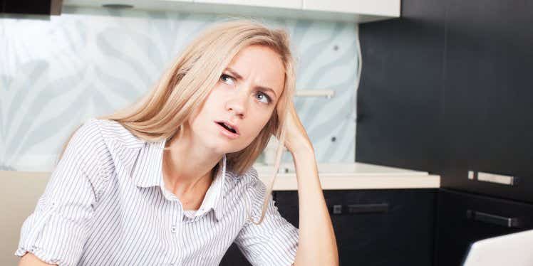 woman-unhappy-on-laptop