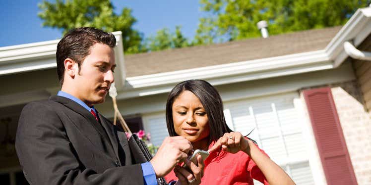 estate-agent-woman-house-outside