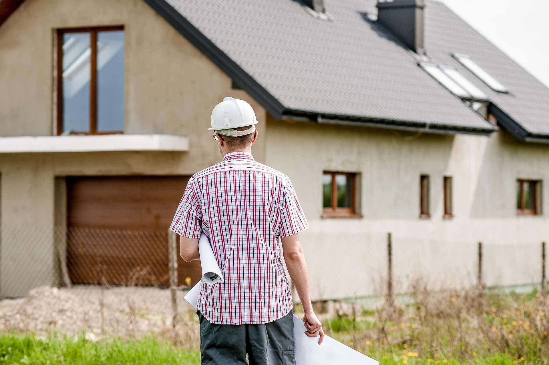In a bid to tackle the UK’s housing shortage and revive the role of smaller developers, the government has announced a major overhaul of planning rules, land access, and funding support for SME housebuilders. 