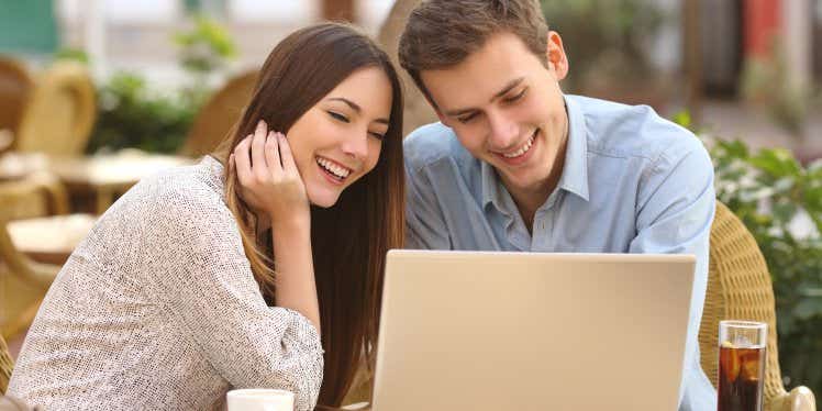 couple-on-laptop-in-restaurant