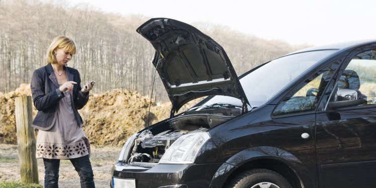 woman-texting-after-car-breakdown.CDN5e6611bb