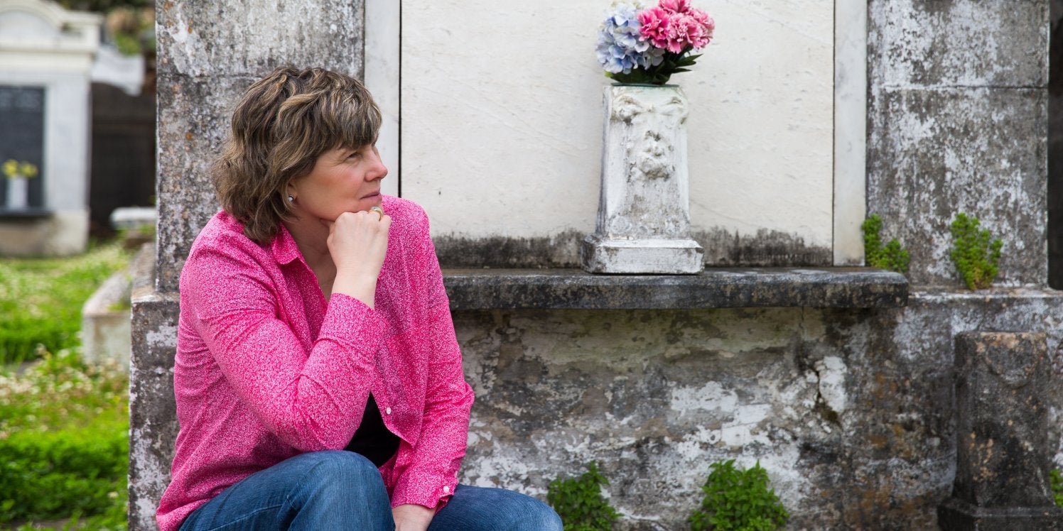 grieving-woman-at-grave