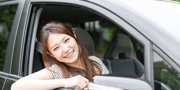 young-woman-in-black-car.CDN5e6611bb