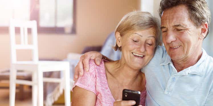 older-couple-using-mobile-phone