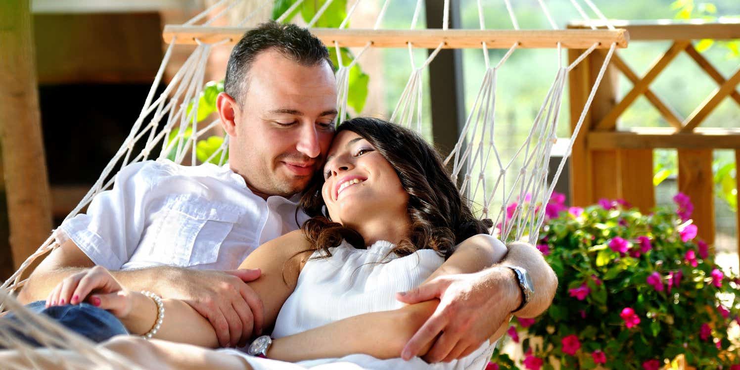 couple-in-hammock-on-holiday