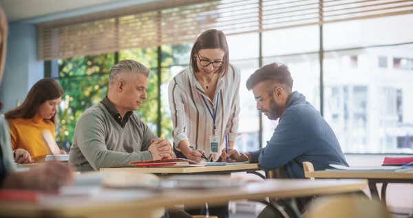 A professional training instructor leads a business seminar. 