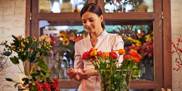 choosing-ribbon-for-bouquet