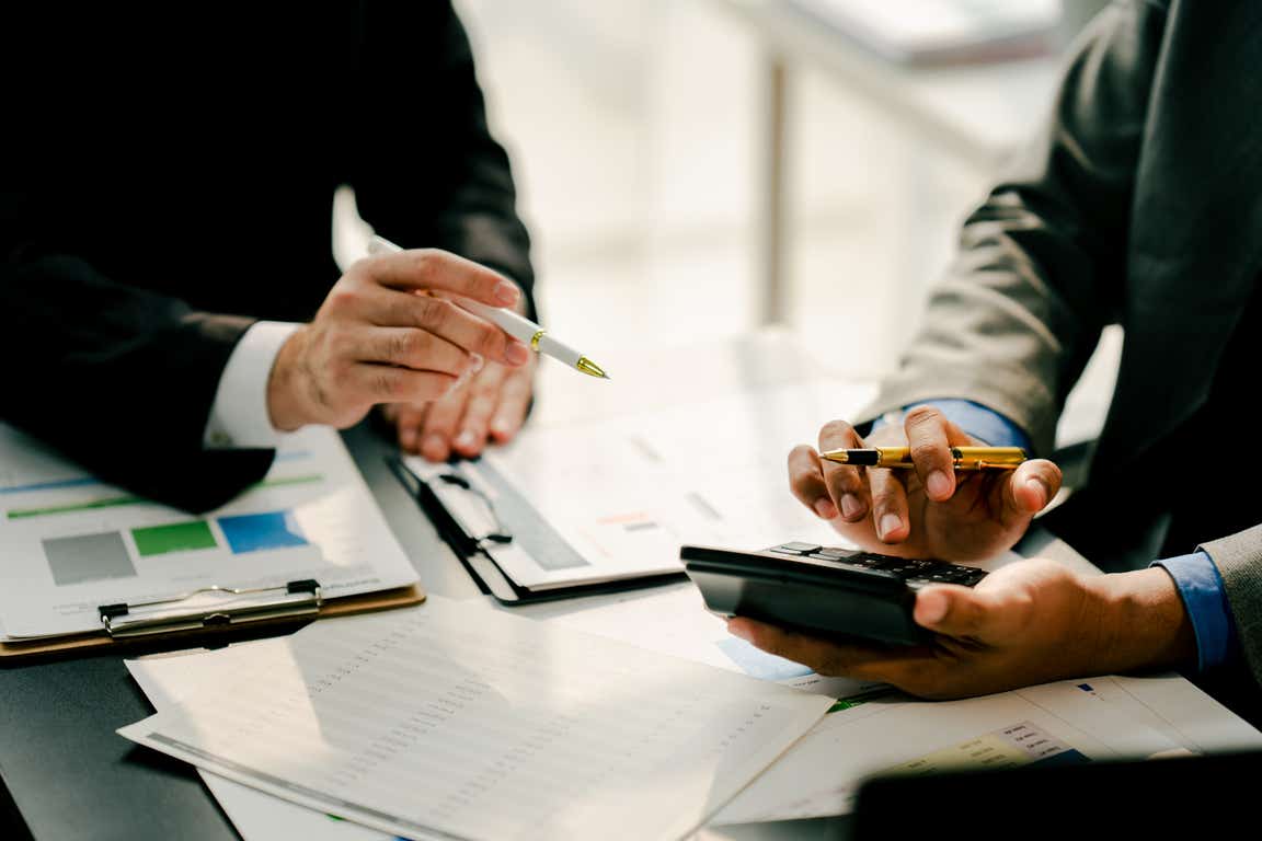 Hands calculate borrowing amount