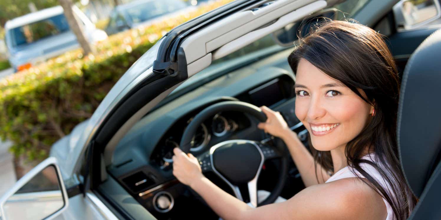 smiling-woman-in-car