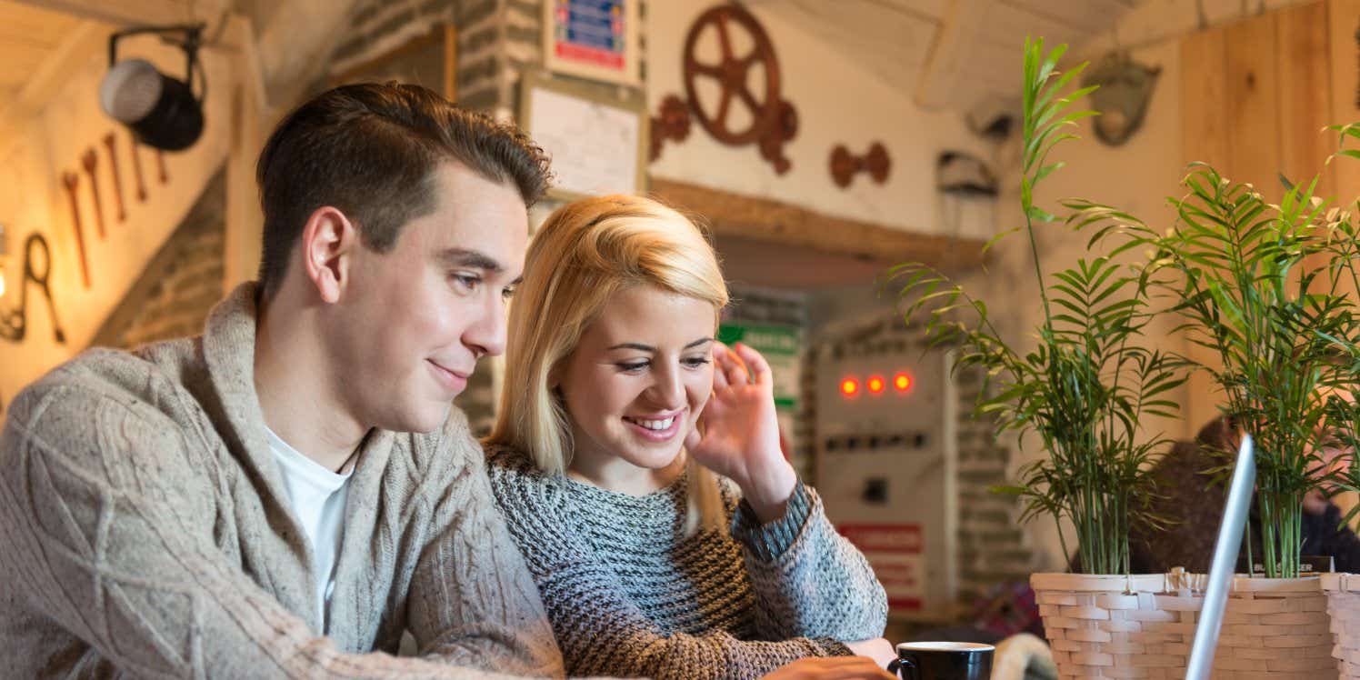 young-couple-on-the-internet