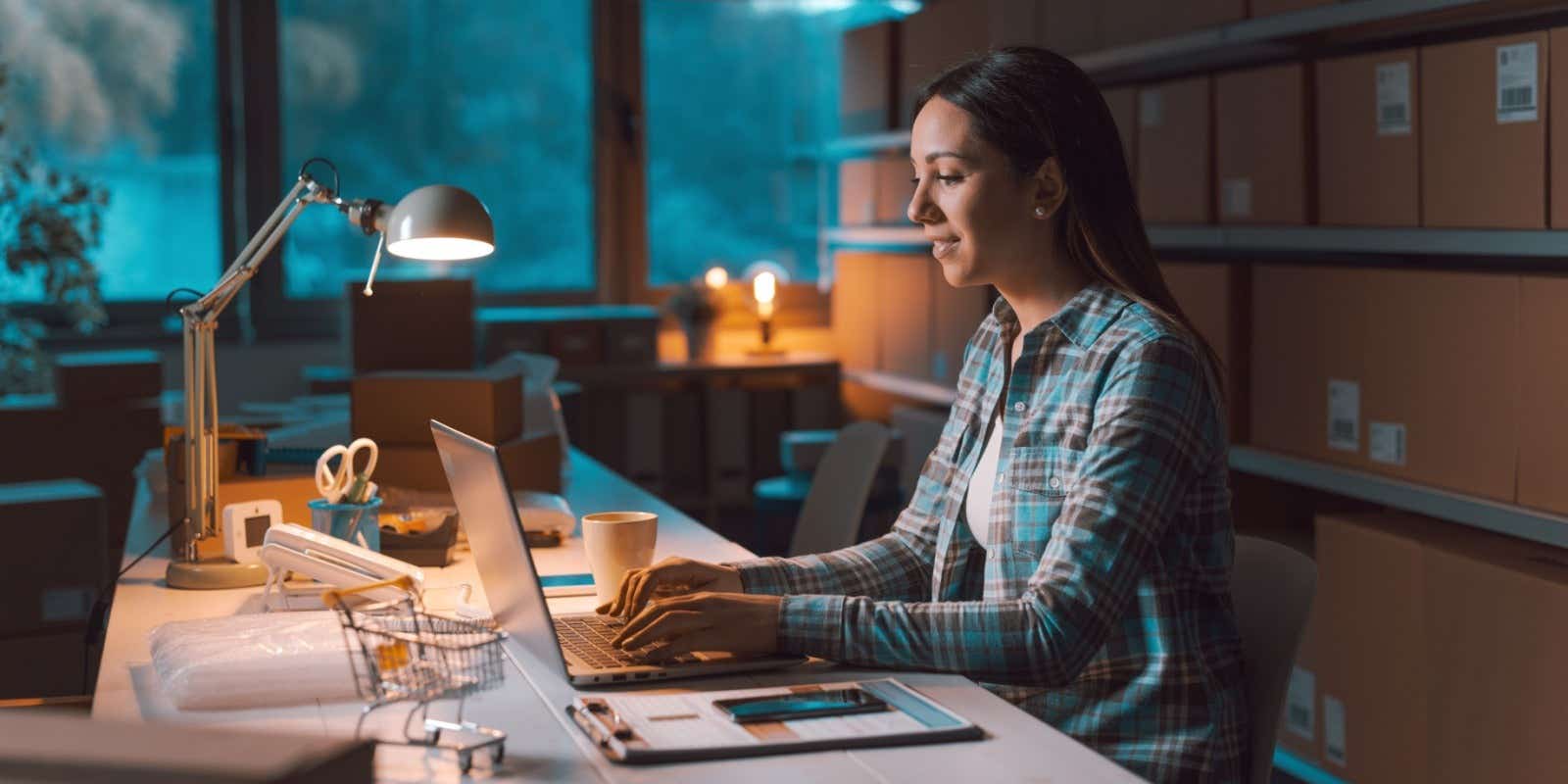Dropshipper working late at night on her laptop.