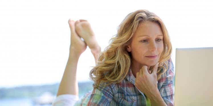 woman-outside-on-laptop