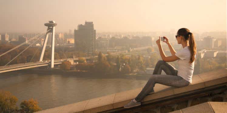 girl-taking-picture-of-city-landscape