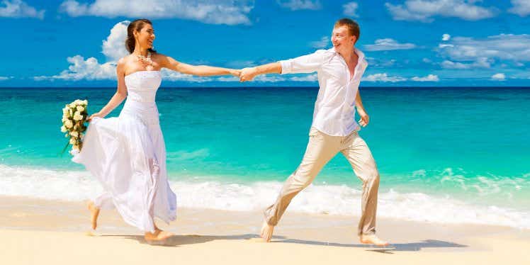 wedding-couple-on-beach